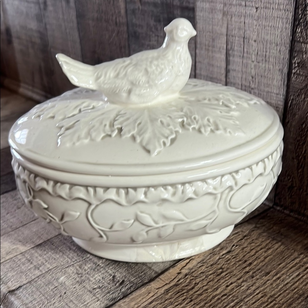 American Atalier Charming Cream Ceramic Dish with Bird Lid/Soup Server